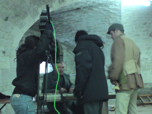 Förderkreis Bundesfestung Ulm - Der Dokumentarfilm - Makting Of - Konzentration bei der Geldausgabe am Set